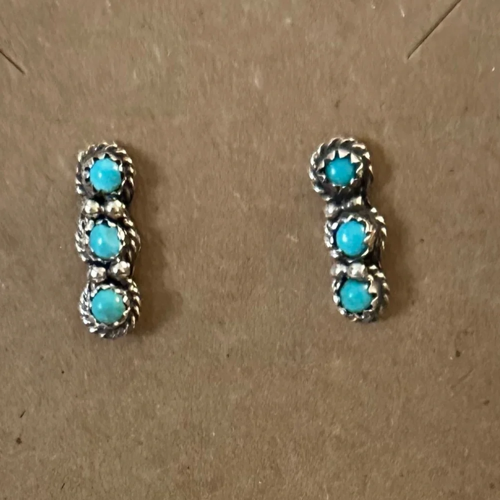 925 - Navajo crafted Sleeping Beauty Blue Turquoise. 3 round stones each earring - Picture 12 of 12